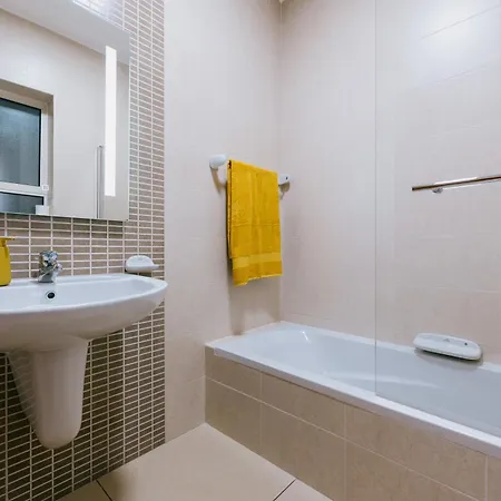 Sunny 2 Bedroom Aptm With Garden Fast Wifi Walk To Seafront