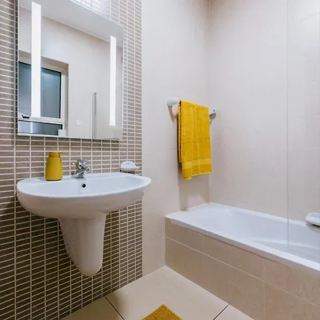 Sunny 2 Bedroom Aptm With Garden Fast Wifi Walk To Seafront Apartmán