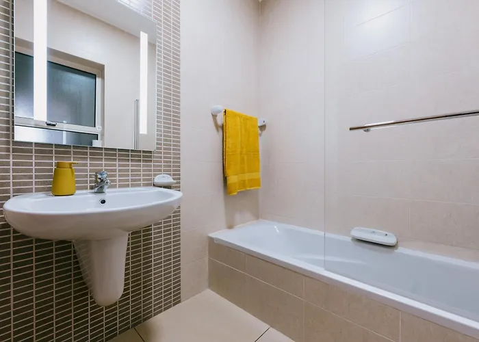 Spacious 2br Garden In Gated Complex Near