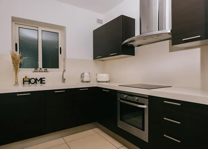 Spacious 2br Garden In Gated Complex Near Apartamento