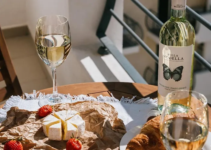 Spacious 2br Garden In Gated Complex Near Apartamento